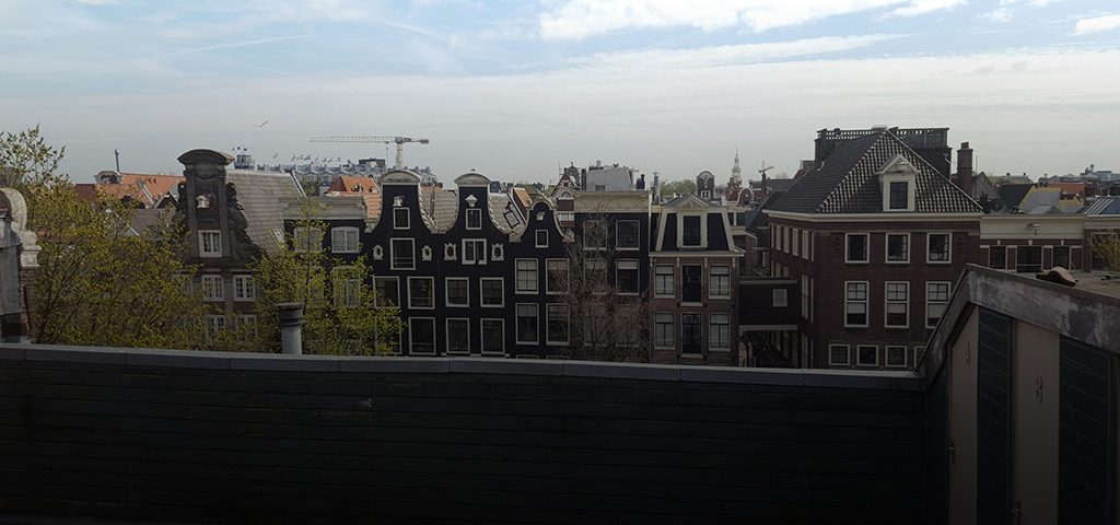 verbouw van een herenhuis tot luxe appartementen op de ‘Amsterdamse Wallen’.